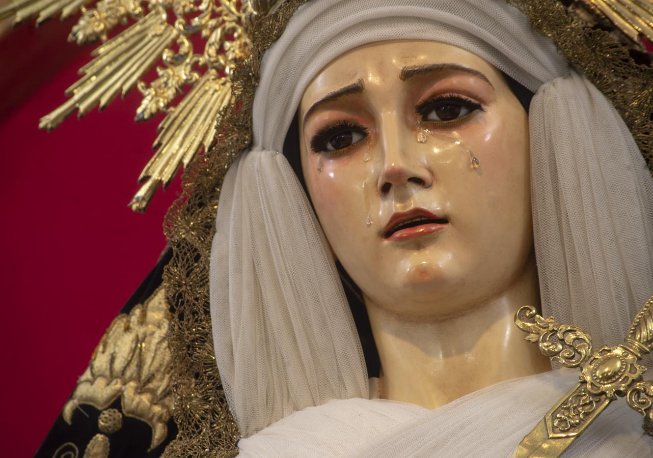 Imágenes de la Virgen de los Dolores y la Soledad de luto