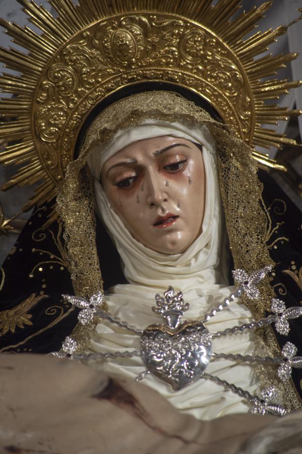 Imágenes de la Virgen de los Dolores y la Soledad de luto