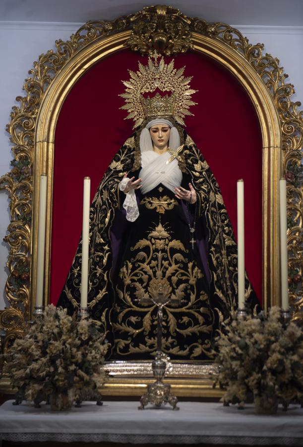 Imágenes de la Virgen de los Dolores y la Soledad de luto