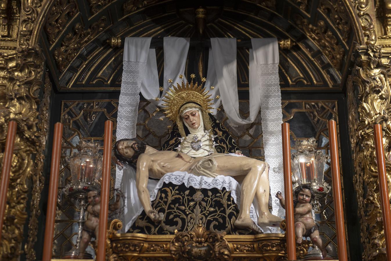 Imágenes de la Virgen de los Dolores y la Soledad de luto