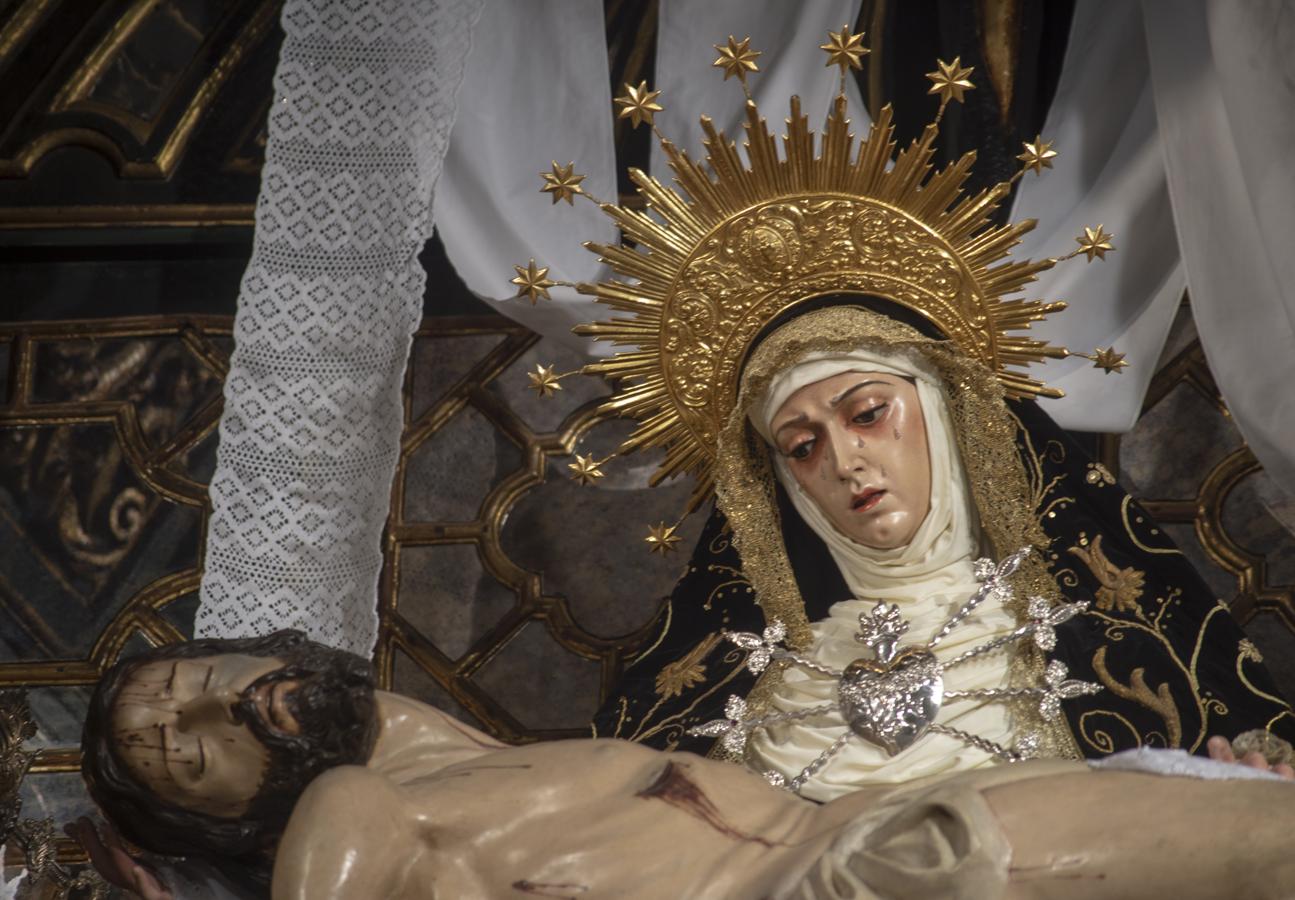 Imágenes de la Virgen de los Dolores y la Soledad de luto