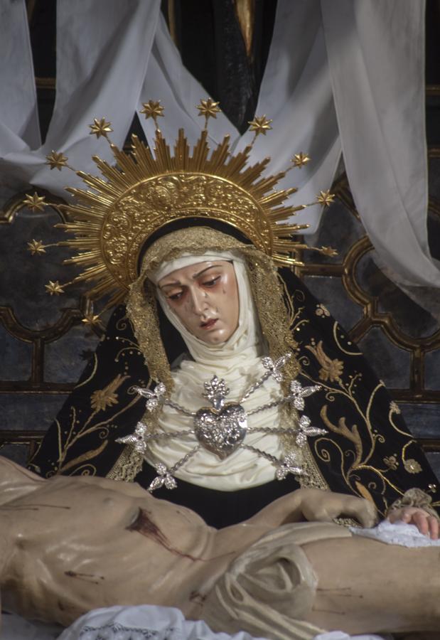 Imágenes de la Virgen de los Dolores y la Soledad de luto