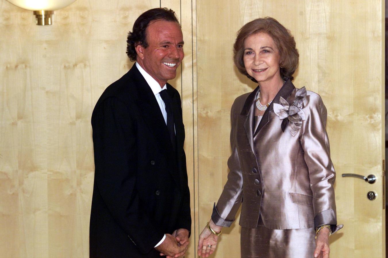 La Reina Doña Sofía saluda a Julio Iglesias después de su actuación en beneficio beneficio de la Fundación Reina Sofía