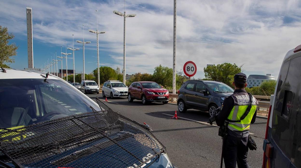 Controles policiales en las salidas de Sevilla por el cierre perimetral