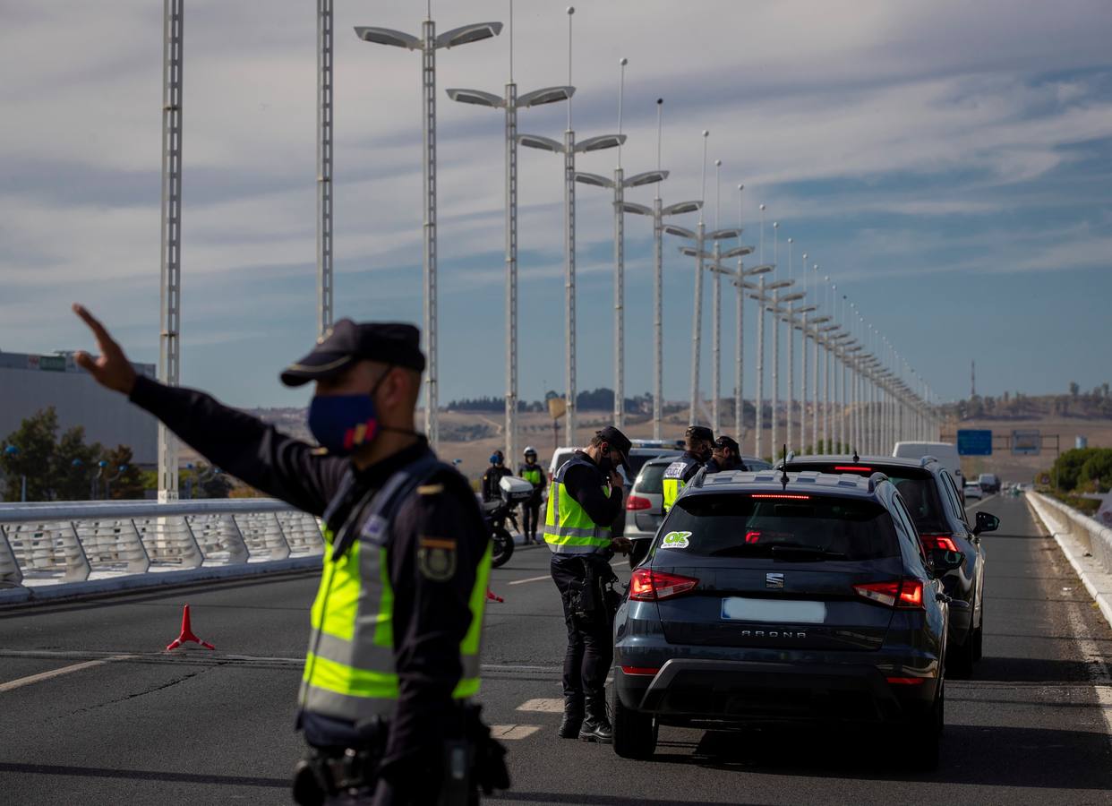 Controles policiales en las salidas de Sevilla por el cierre perimetral