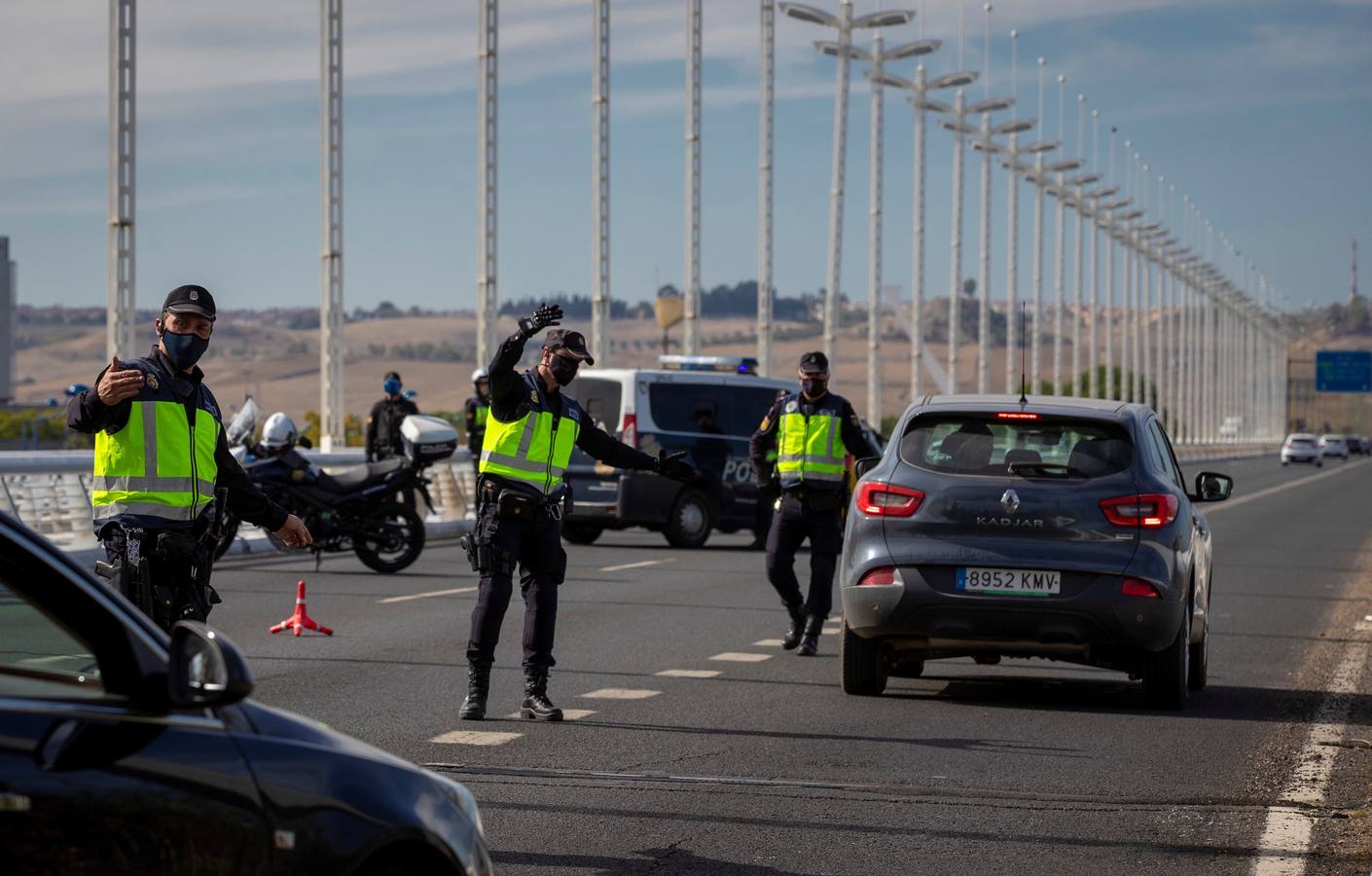 Controles policiales en las salidas de Sevilla por el cierre perimetral