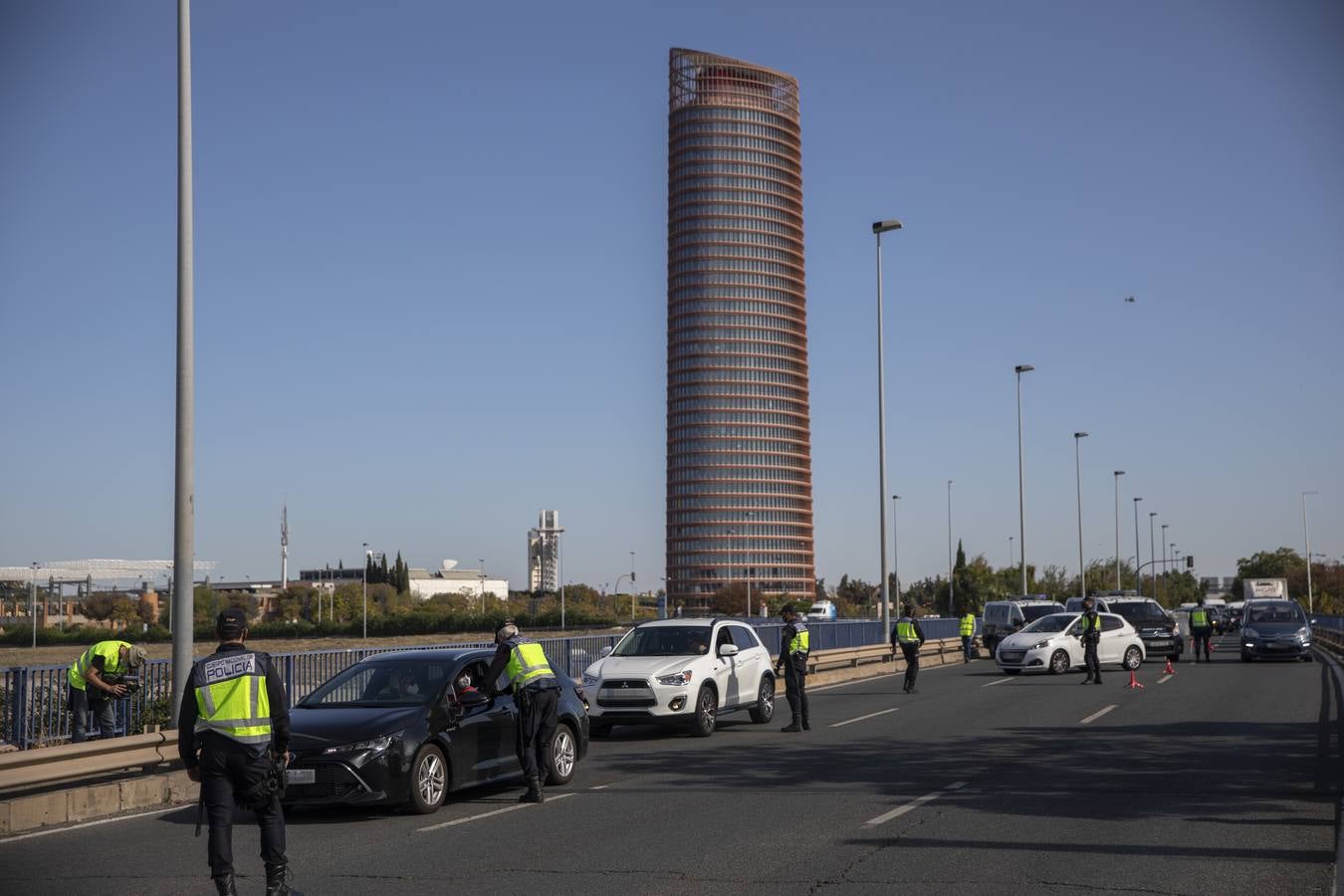 Controles policiales en las salidas de Sevilla por el cierre perimetral