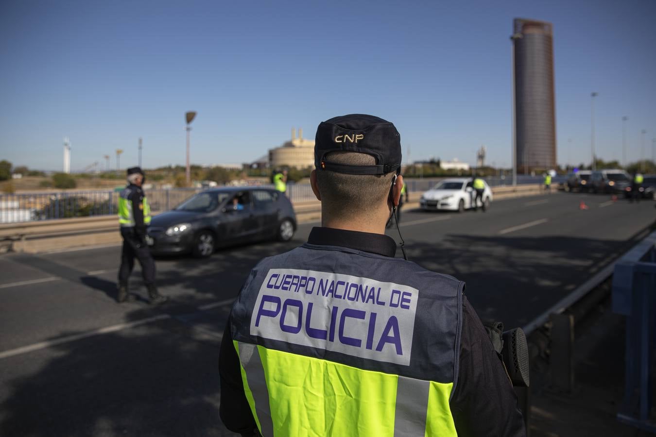 Controles policiales en las salidas de Sevilla por el cierre perimetral