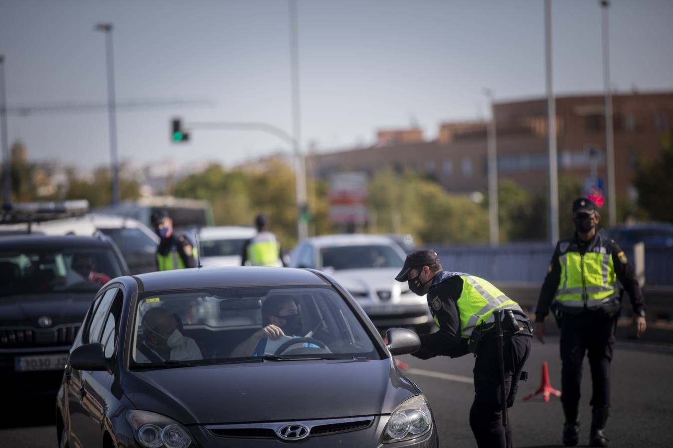 Controles policiales en las salidas de Sevilla por el cierre perimetral