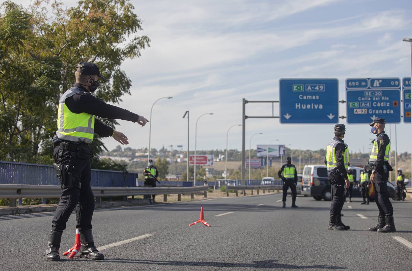 Controles policiales en las salidas de Sevilla por el cierre perimetral