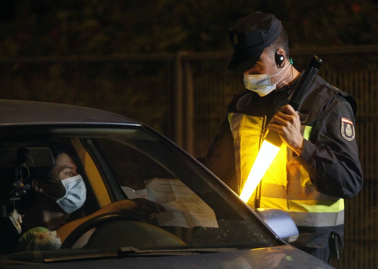 Las imágenes de los primeros controles policiales en el cierre de Sevilla