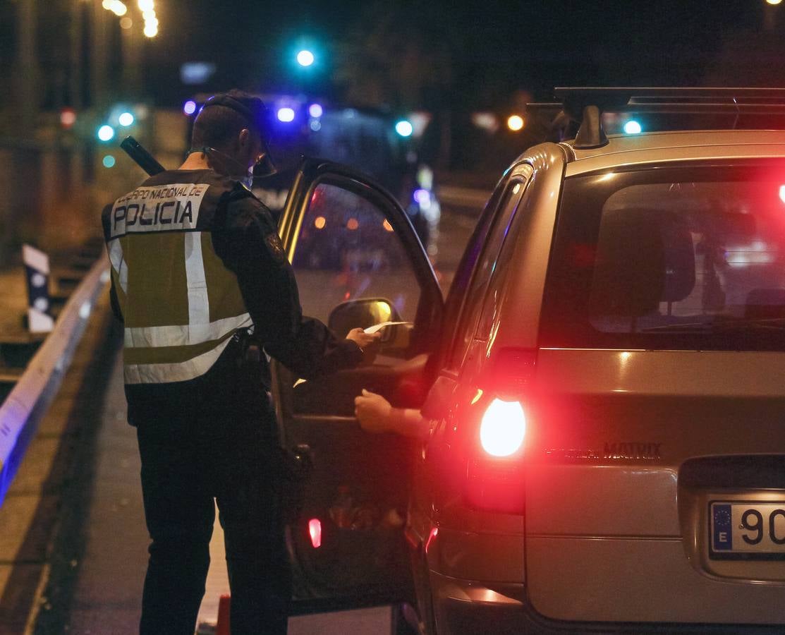 Las imágenes de los primeros controles policiales en el cierre de Sevilla