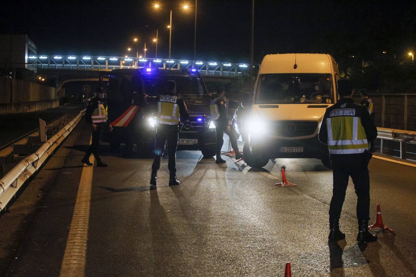 Las imágenes de los primeros controles policiales en el cierre de Sevilla