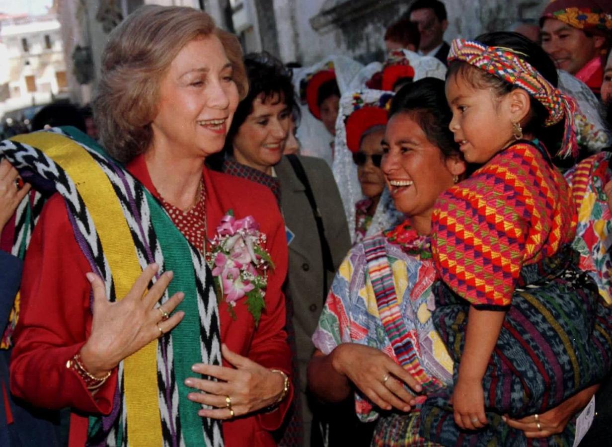 Doña Sofía recibe una prenda típica guatemalteca en la ciudad de Quetzaltenango