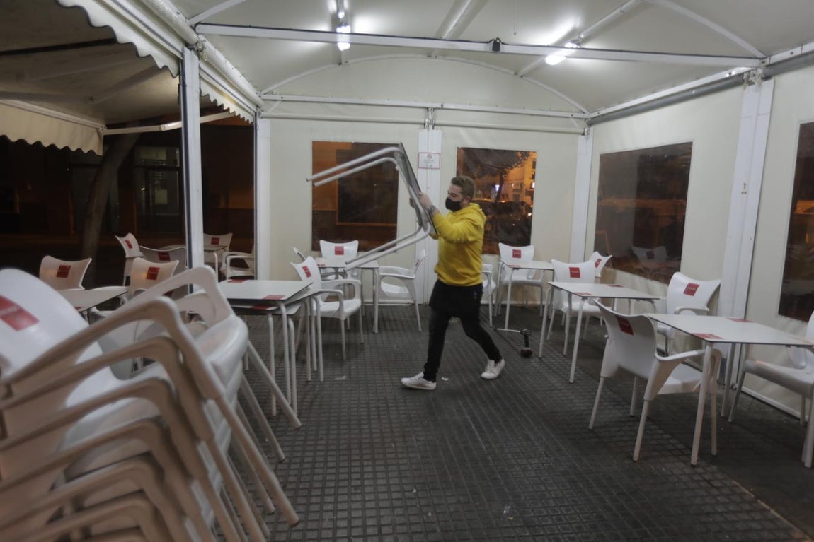 Los bares de Cádiz echan el cierre con el nuevo toque de queda