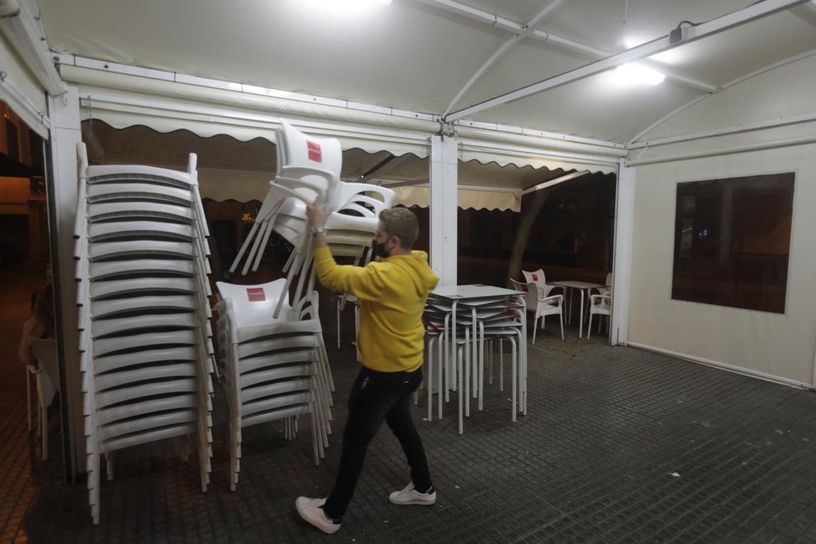 Los bares de Cádiz echan el cierre con el nuevo toque de queda