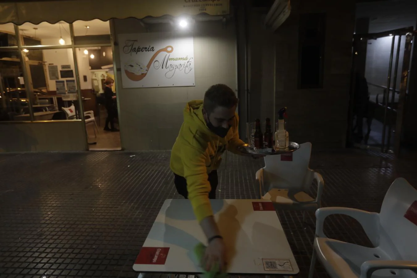 Los bares de Cádiz echan el cierre con el nuevo toque de queda