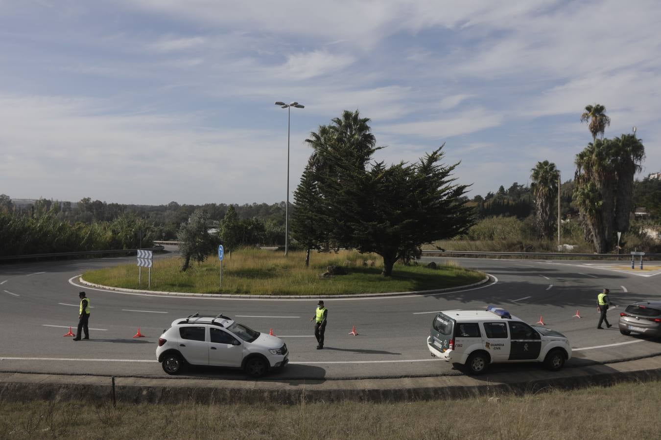 FOTOS: Controles en las primeras horas del cierre perimetral de los municipios de Cádiz