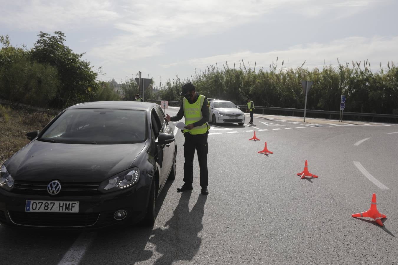 FOTOS: Controles en las primeras horas del cierre perimetral de los municipios de Cádiz