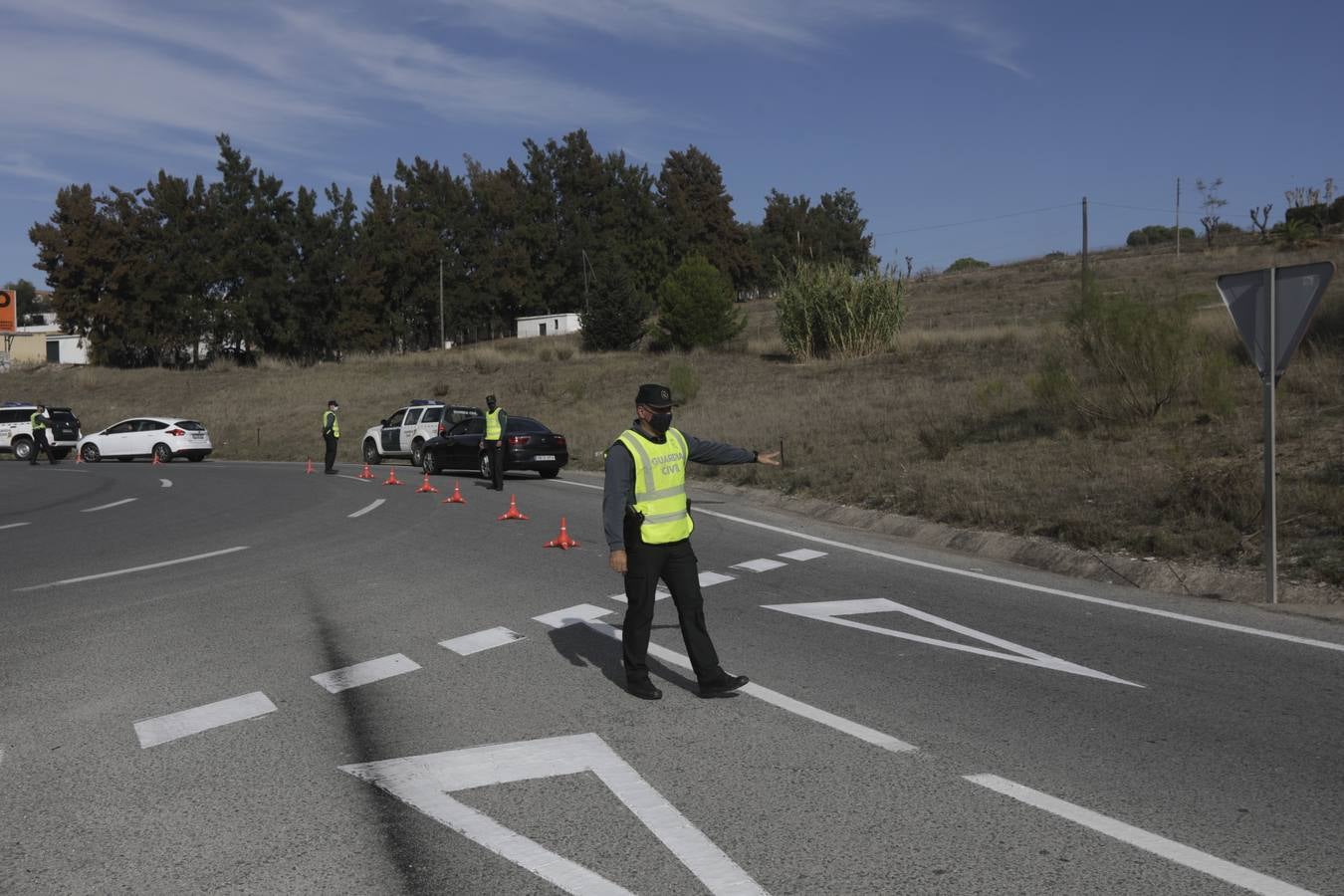 FOTOS: Controles en las primeras horas del cierre perimetral de los municipios de Cádiz