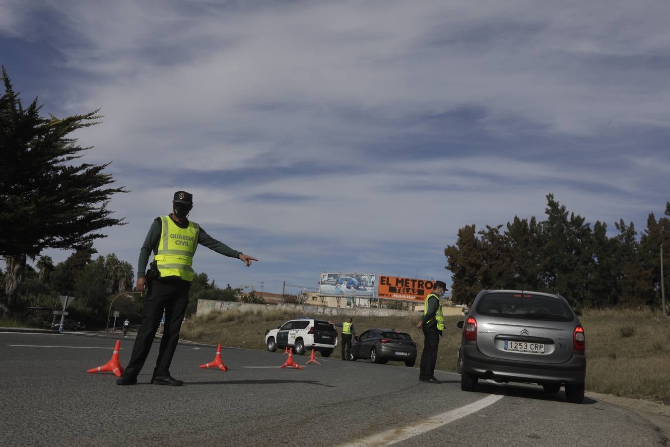 FOTOS: Controles en las primeras horas del cierre perimetral de los municipios de Cádiz