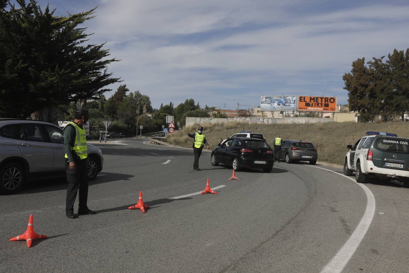 FOTOS: Controles en las primeras horas del cierre perimetral de los municipios de Cádiz