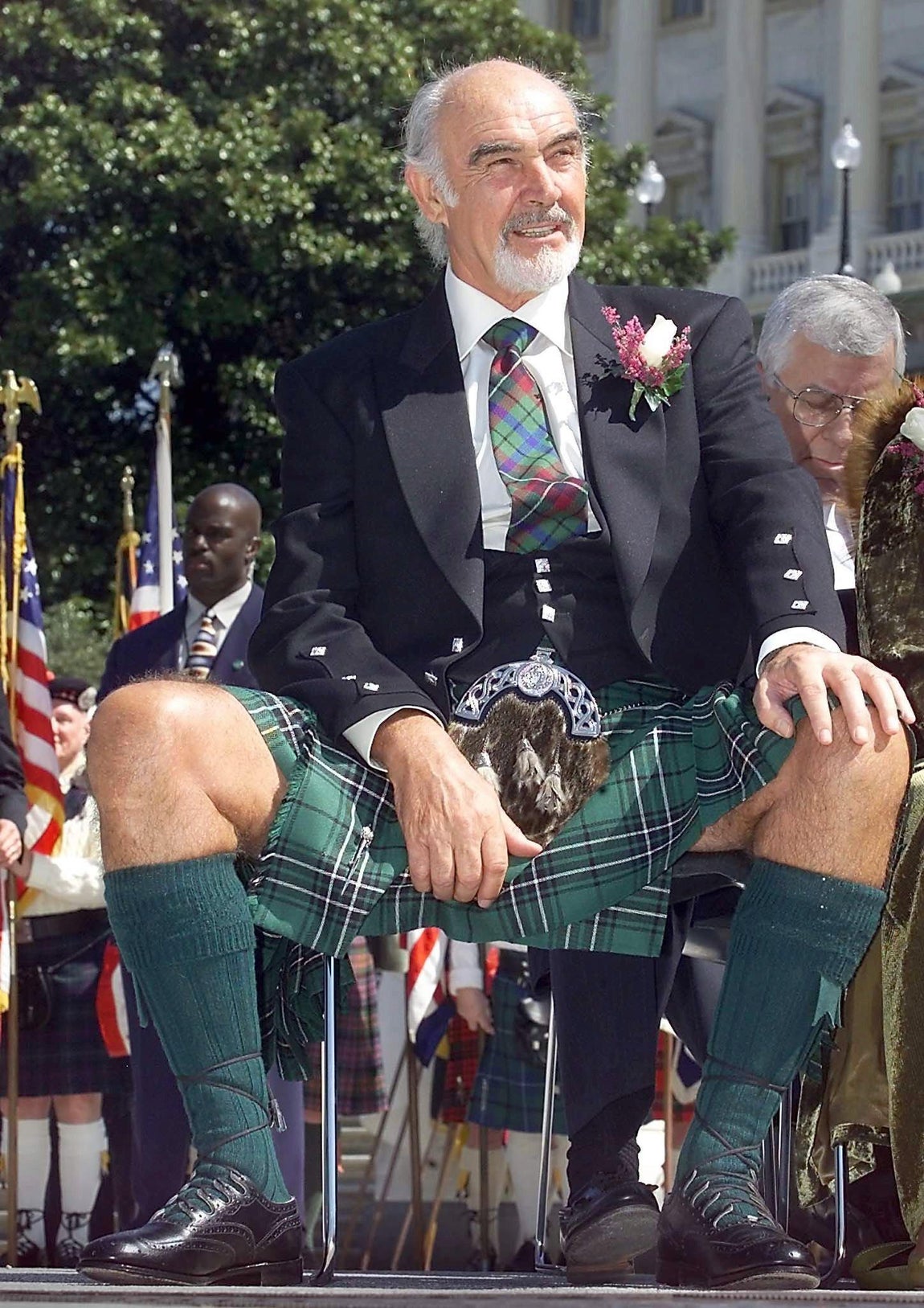 Muy implicado en la causa independentista escocesa, aprovechó momentos como la ceremonia en la que la reina Isabel le nombró caballero, en la que apareció con falda escocesa, para reivindicar sus orígenes. 