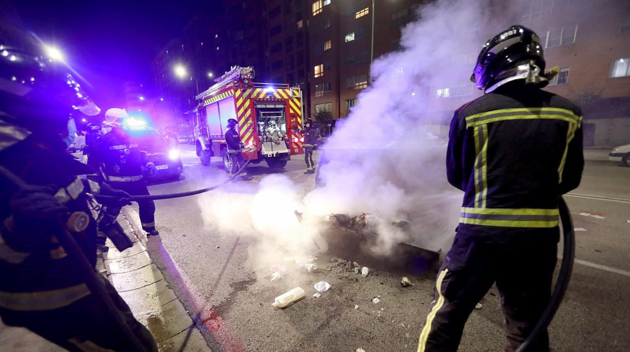 Imágenes de los graves disturbios en Burgos al inicio del toque de queda