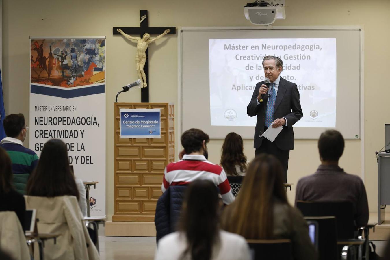 En imágenes, el máster de Enrique Rojas en el Sagrado Corazón