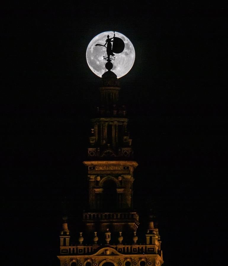 La Luna Azul ilumina la noche de Halloween en Sevilla