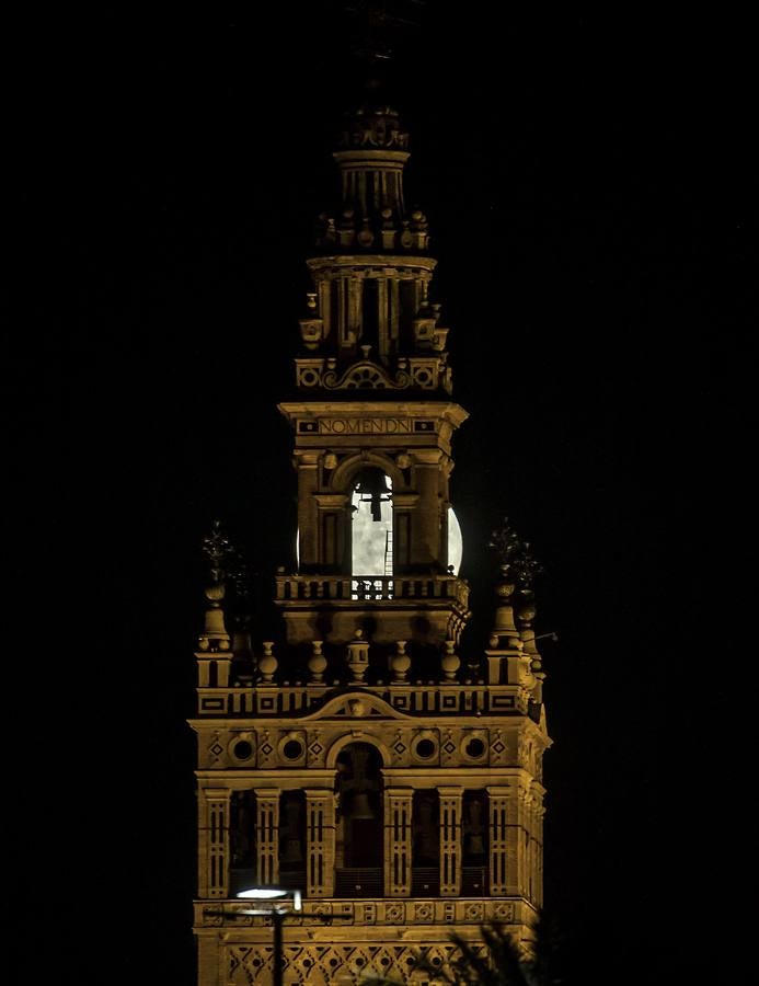 La Luna Azul ilumina la noche de Halloween en Sevilla