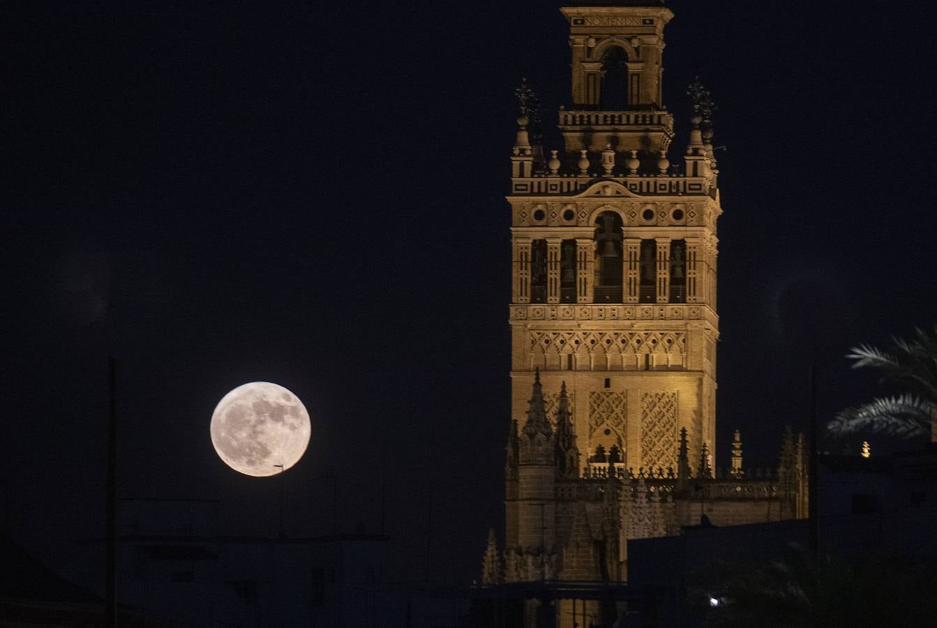 La Luna Azul ilumina la noche de Halloween en Sevilla