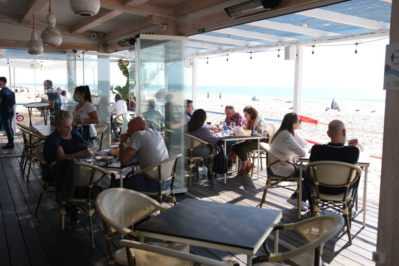 FOTOS: La Bahía de Cádiz sale a la calle y disfruta de su «semi-libertad»