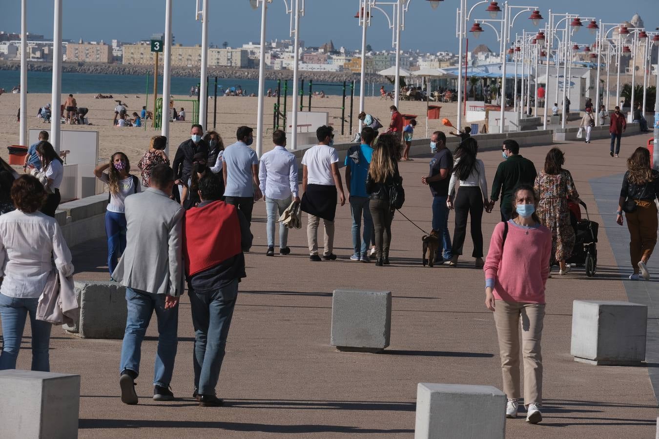 FOTOS: La Bahía de Cádiz sale a la calle y disfruta de su «semi-libertad»