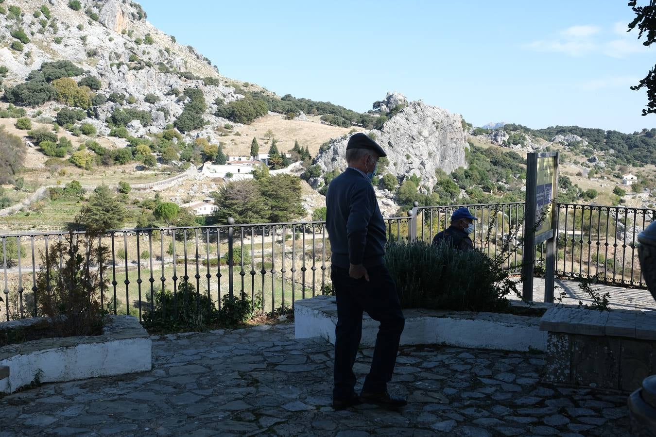 FOTOS: Controles en la Sierra de Cádiz y poco ambiente por las restricciones