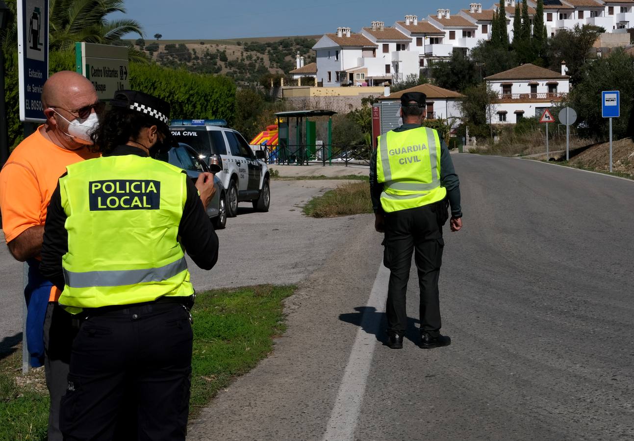 FOTOS: Controles en la Sierra de Cádiz y poco ambiente por las restricciones