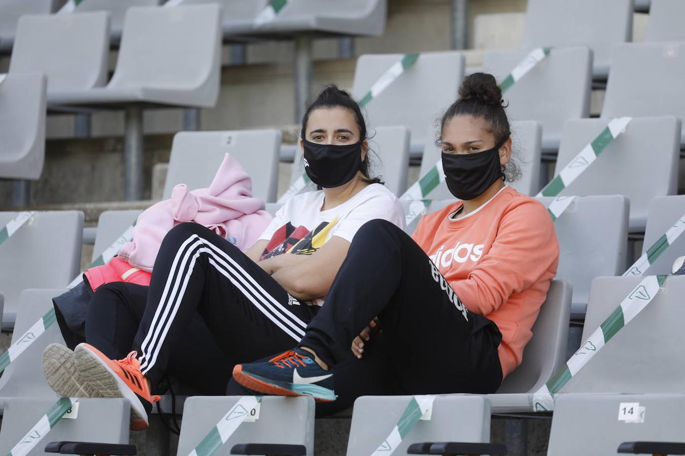 El ambiente en la grada del Arcángel de Córdoba, en imágenes