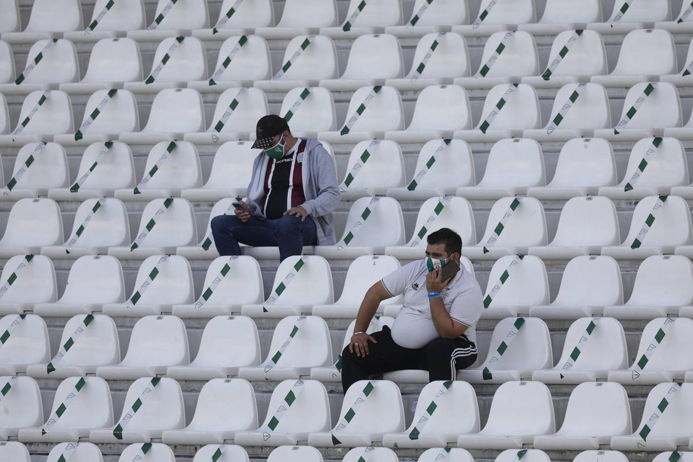 El ambiente en la grada del Arcángel de Córdoba, en imágenes