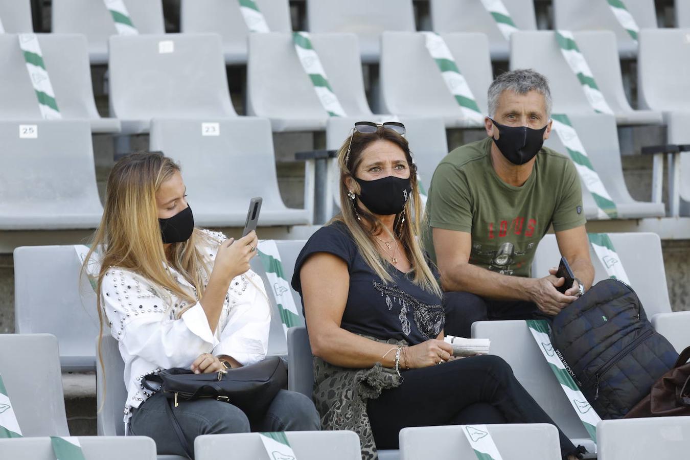 El ambiente en la grada del Arcángel de Córdoba, en imágenes