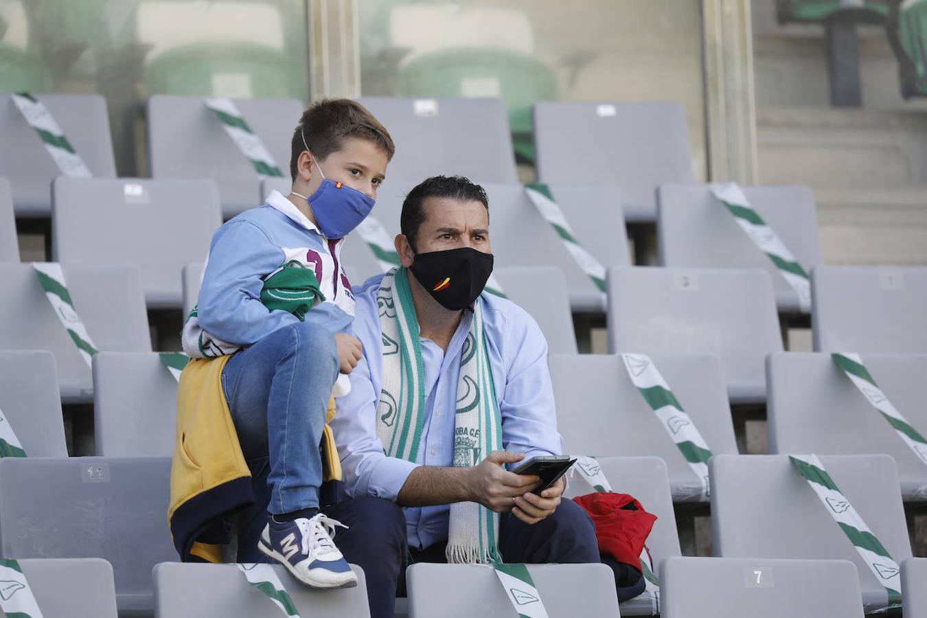 El ambiente en la grada del Arcángel de Córdoba, en imágenes