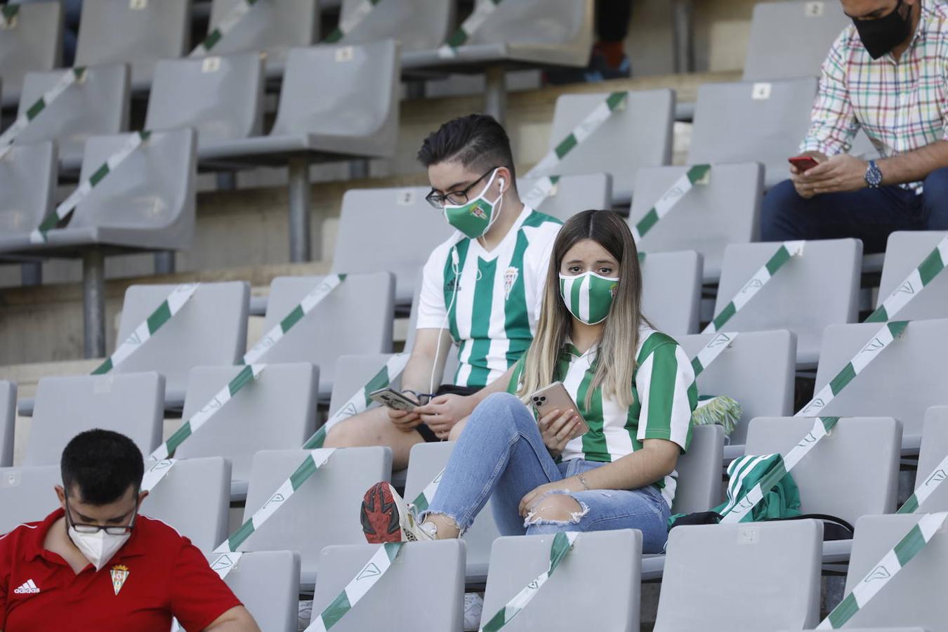 El ambiente en la grada del Arcángel de Córdoba, en imágenes