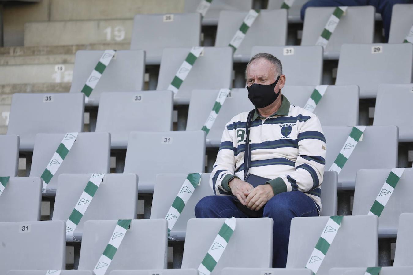 El ambiente en la grada del Arcángel de Córdoba, en imágenes