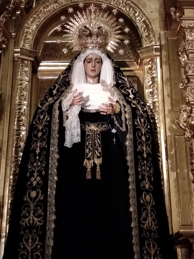 La Virgen, de luto, en el mes de noviembre