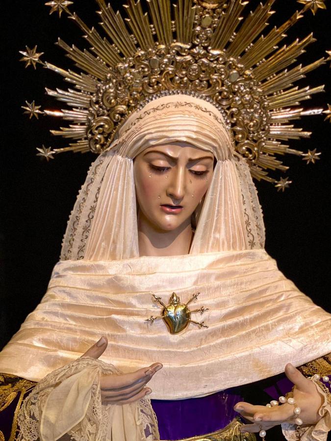 La Virgen, de luto, en el mes de noviembre