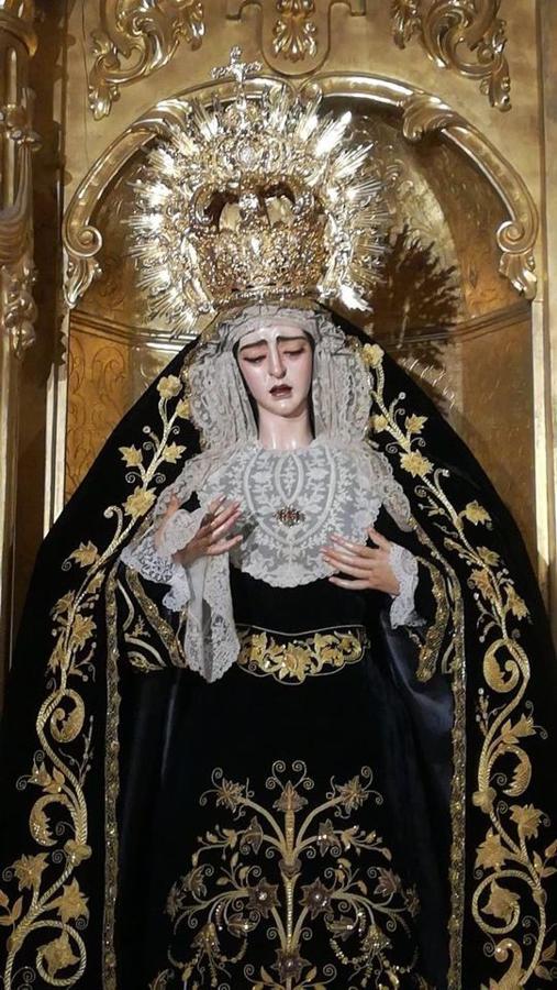 La Virgen, de luto, en el mes de noviembre