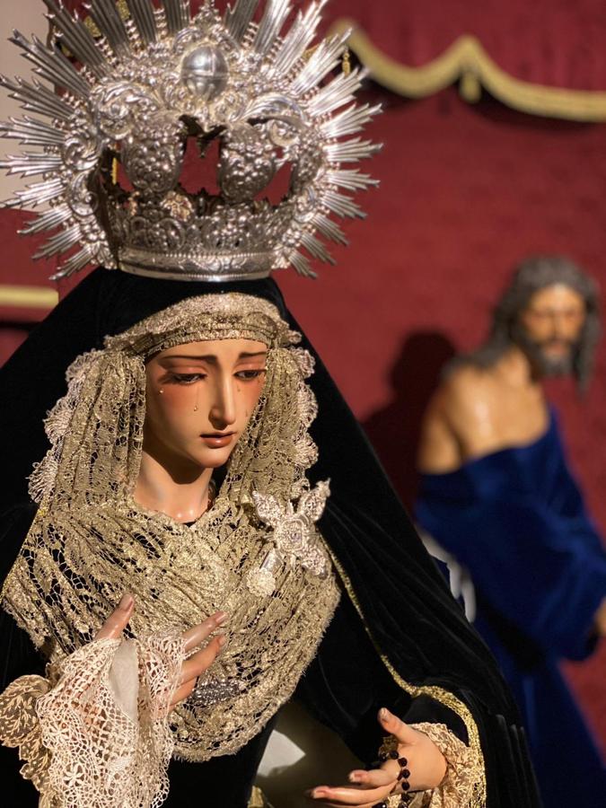 La Virgen, de luto, en el mes de noviembre