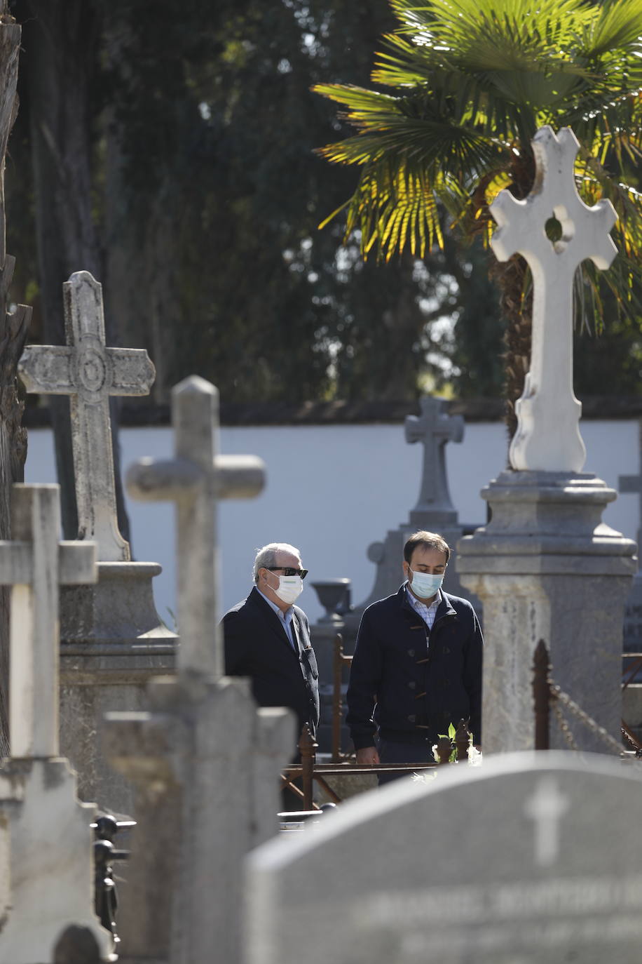 En imágenes, la visita a los cementerios el Día de Todos los Santos en Córdoba