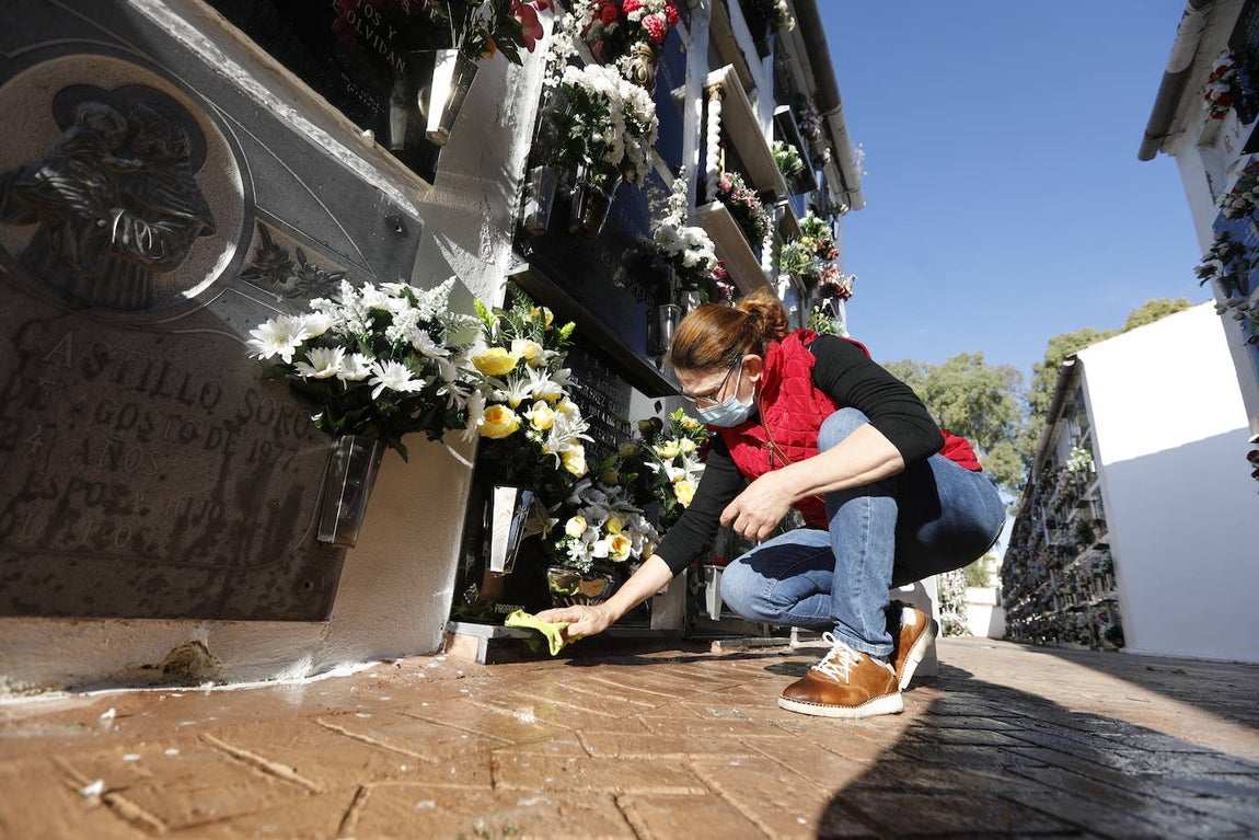 En imágenes, la visita a los cementerios el Día de Todos los Santos en Córdoba
