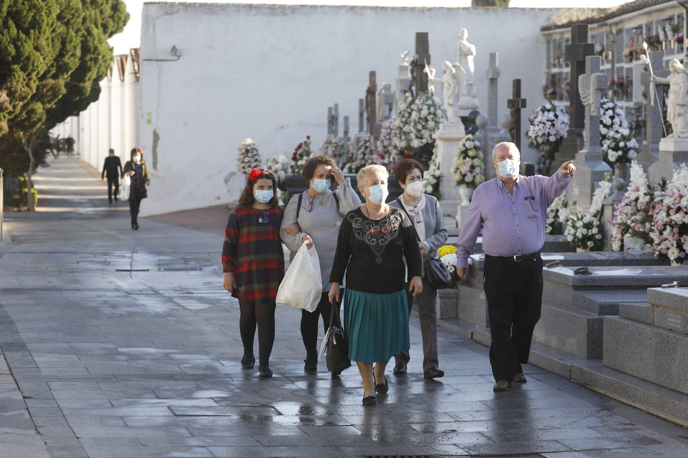 En imágenes, la visita a los cementerios el Día de Todos los Santos en Córdoba