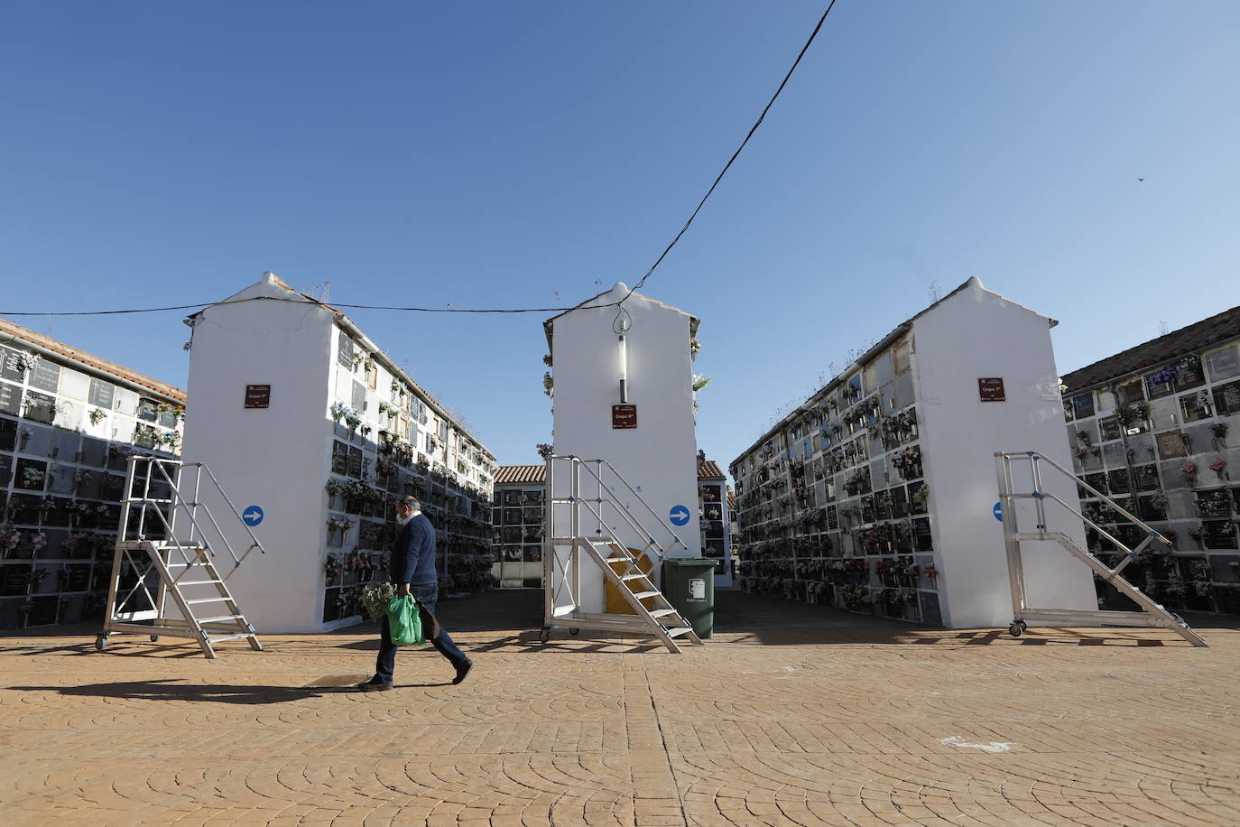 En imágenes, la visita a los cementerios el Día de Todos los Santos en Córdoba